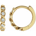 Pendientes Huggie Retorcidos con Diamantes 1/10 CTW en Oro Amarillo 14K
