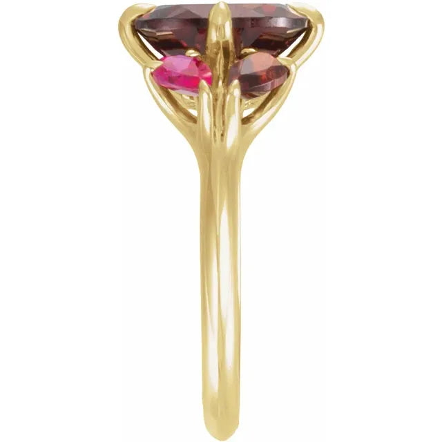Anillo de Oro Amarillo 14K con Granate Natural y Rubíes de Laboratorio