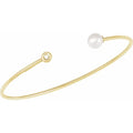 Pulsera Cuff de Oro Amarillo 14K con Perla Blanca de Agua Dulce y Diamante Natural .03 CT