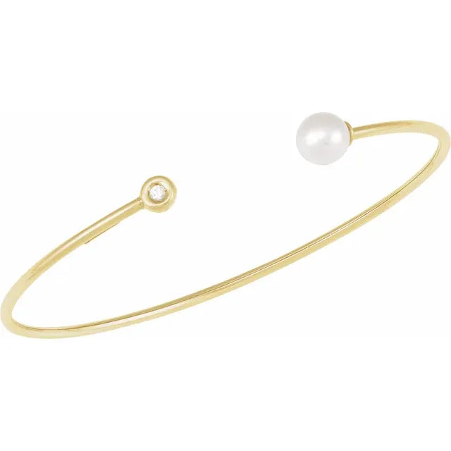 Pulsera Cuff de Oro Amarillo 14K con Perla Blanca de Agua Dulce y Diamante Natural .03 CT