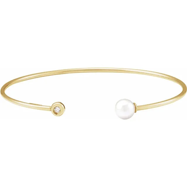 Pulsera Cuff de Oro Amarillo 14K con Perla Blanca de Agua Dulce y Diamante Natural .03 CT